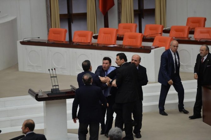 Meclis Karıştı