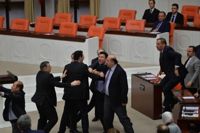 Meclis Karıştı