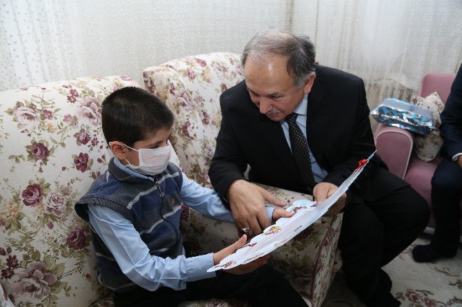 Artvin’de 7 Yaşındaki Lösemili Hastası Arif Karnesini Evinde Aldı