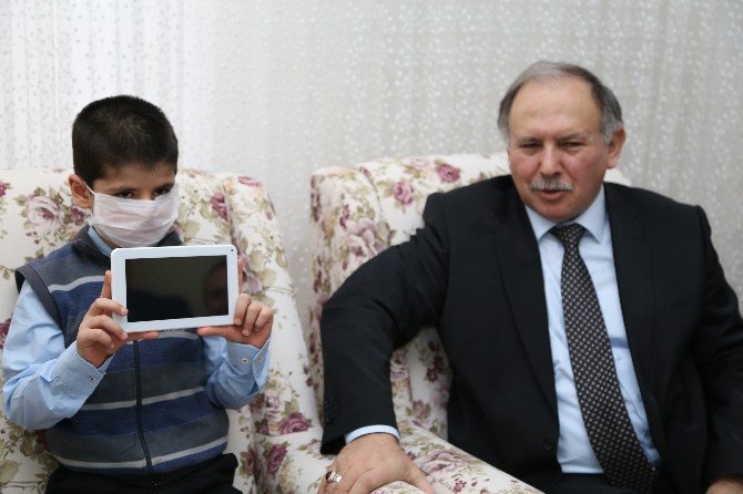 Artvin’de 7 Yaşındaki Lösemili Hastası Arif Karnesini Evinde Aldı