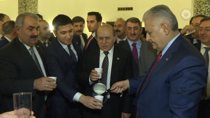 Başbakan Yıldırım Meclis’te Milletvekillerine Süt Dağıttı