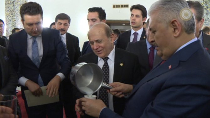 Başbakan Yıldırım Meclis’te Milletvekillerine Süt Dağıttı