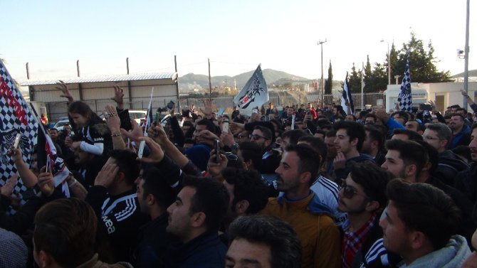 Beşiktaş Taraftarı Takımını Protesto Etti