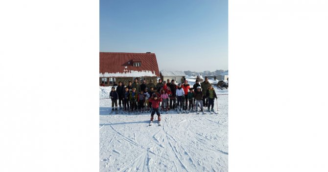 Mehmetçik’ten Yüksekovalı Çocuklara Kayak Eğitimi