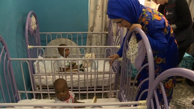 Emine Erdoğan Mozambik’te Yetimhane Ziyaret Etti