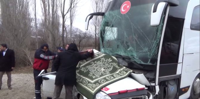 Yolcu Otobüsü İle Otomobil Çarpıştı: 3 Ölü, 5 Yaralı