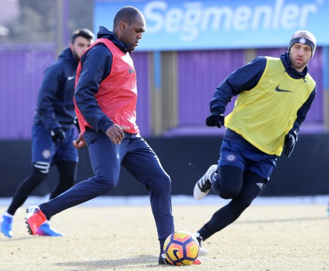 Osmanlıspor’un Yeni Transferi İlk Antrenmanına Çıktı