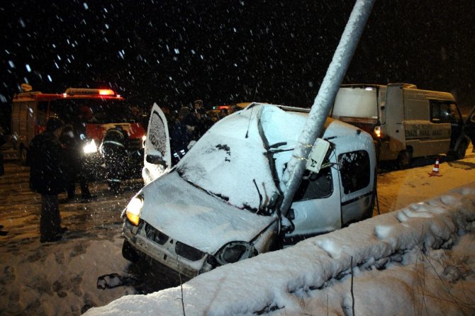 Kar Kaza Yaptırdı: 2 Ölü, 1 Yaralı