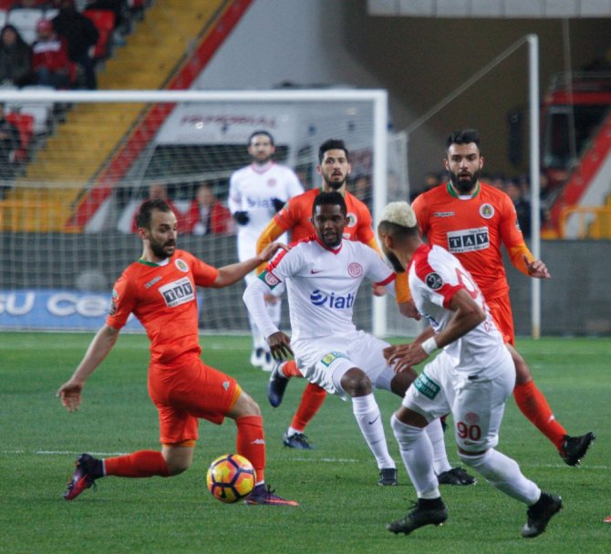 Antalya’da İlk Yarıda Gollü Beraberlik
