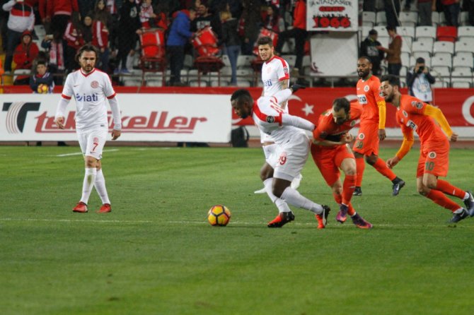 Antalya’da İlk Yarıda Gollü Beraberlik