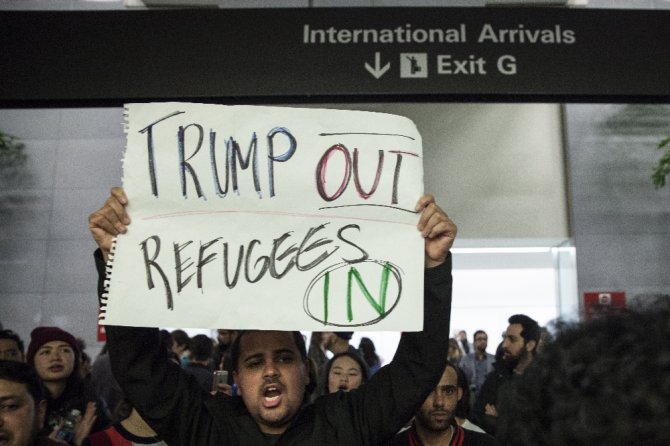 Binlerce Kişi Havalimanlarında Trump’ı Protesto Etti