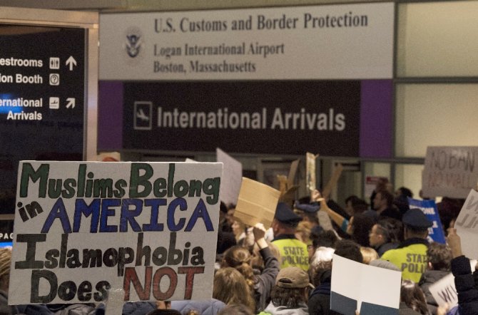 Binlerce Kişi Havalimanlarında Trump’ı Protesto Etti