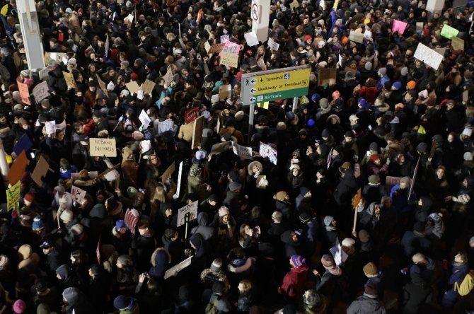 Binlerce Kişi Havalimanlarında Trump’ı Protesto Etti