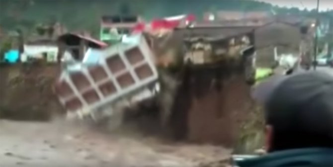 Sel Suları Araçları Sürükledi, Binaları Yıktı