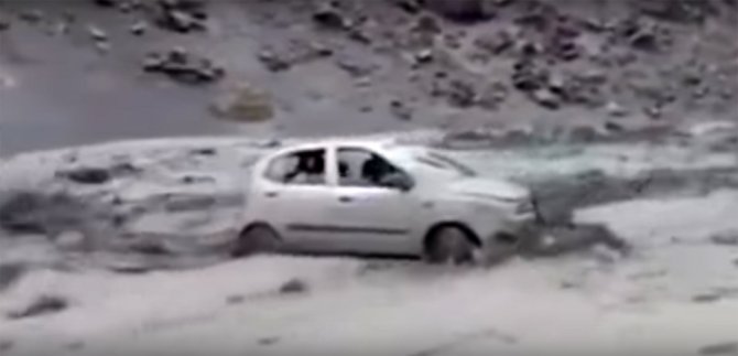 Sel Suları Araçları Sürükledi, Binaları Yıktı