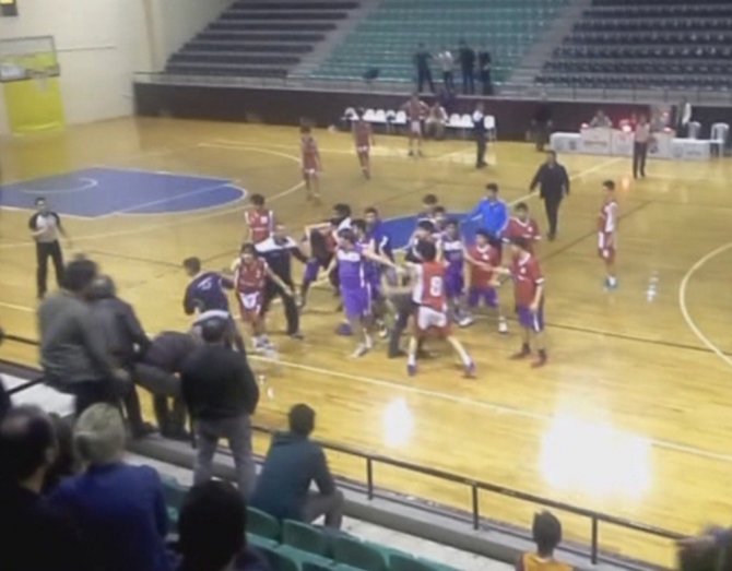 Basketbol Maçında Yumruklar Konuştu