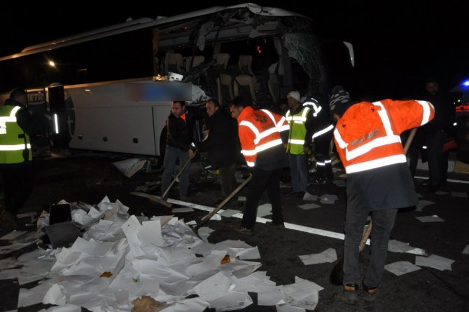 Otobüs Kamyona Arkadan Çarptı: 1 Ölü, 12 Yaralı