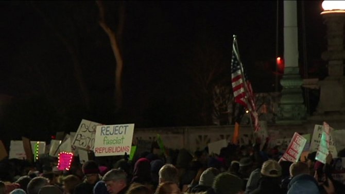 Demokratlardan Yüksek Mahkeme Önünde Trump Protestosu