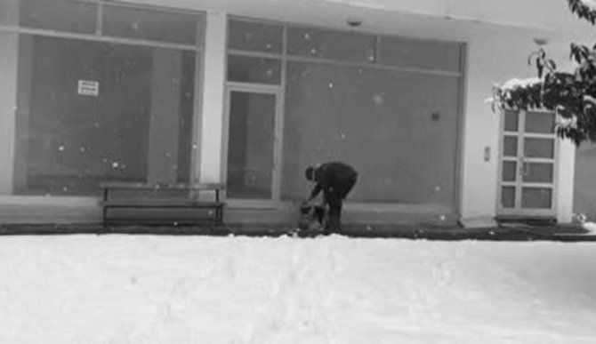 Montunu Çıkartıp Köpeğin Üzerini Örttü