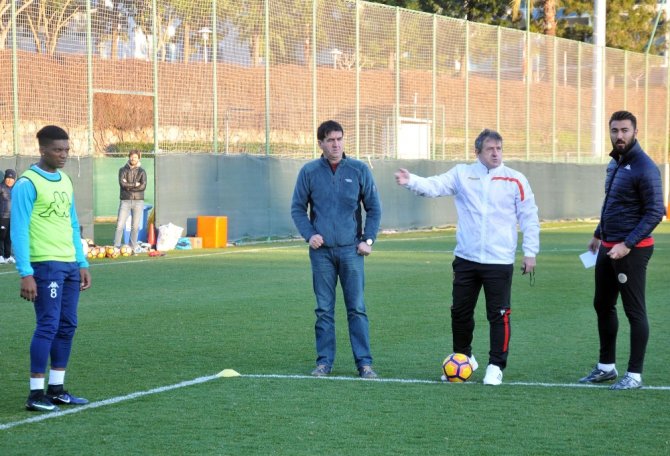 Alanyaspor’un Yeni Teknik Adamı Sahaya İndi