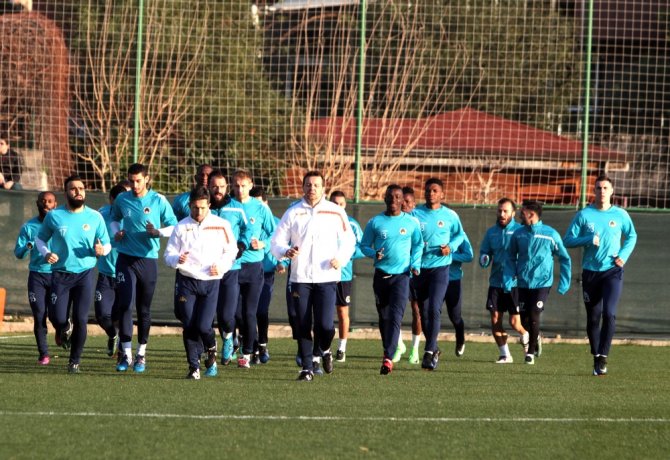 Alanyaspor’un Yeni Teknik Adamı Sahaya İndi