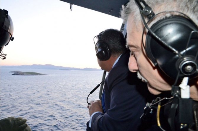 Yunan Bakan Kardak’a Havadan Çelenk Atttı