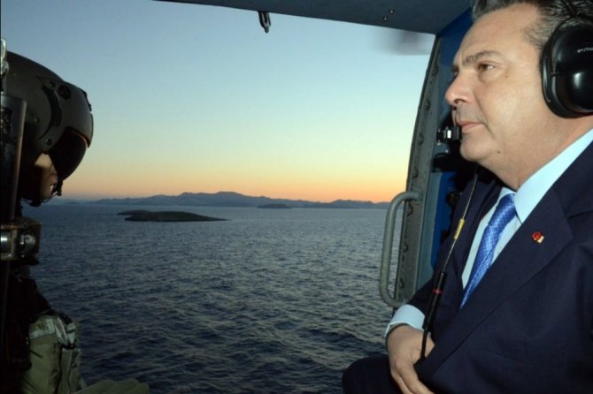 Yunan Bakan Kardak’a Havadan Çelenk Atttı