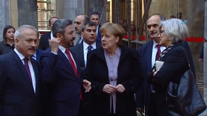 Merkel, Meclis’in Bombalanan Bölümlerini İnceledi