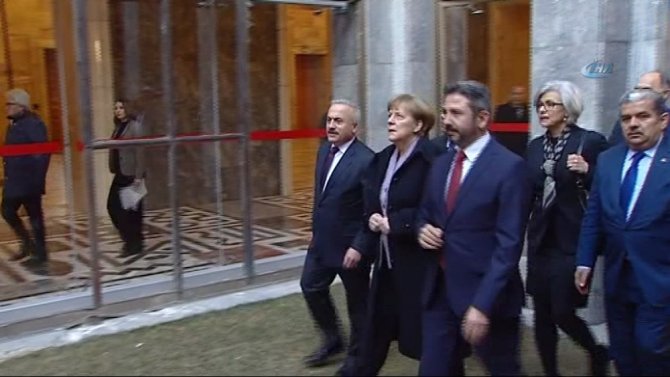 Merkel, Meclis’in Bombalanan Bölümlerini İnceledi