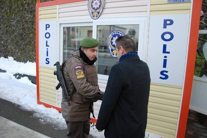 Giresun’da Uygulama Yapan Polislere Tatlı İkramı