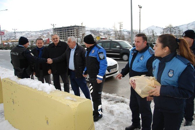 Giresun’da Uygulama Yapan Polislere Tatlı İkramı