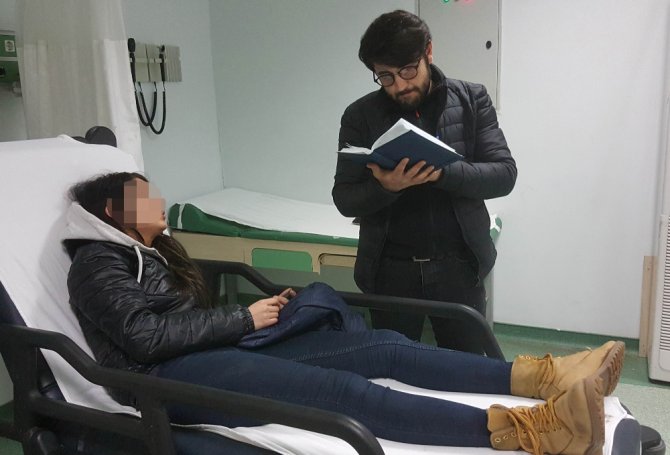Saldırıya Uğrayan Kızı Kurtarırken Bıçaklandı