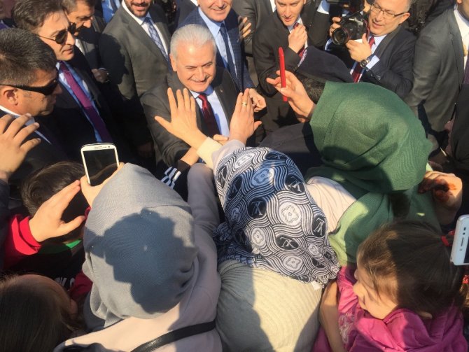 Başbakan Yıldırım’a Adana’da Sevgi Seli