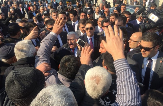 Başbakan Yıldırım’a Adana’da Sevgi Seli