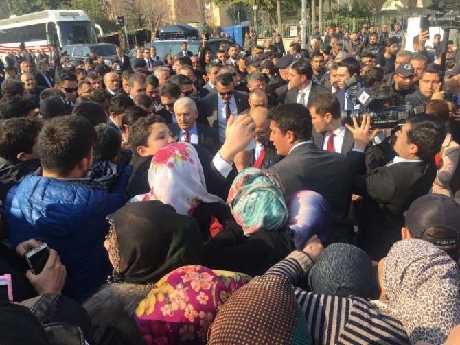 Başbakan Yıldırım’a Adana’da Sevgi Seli