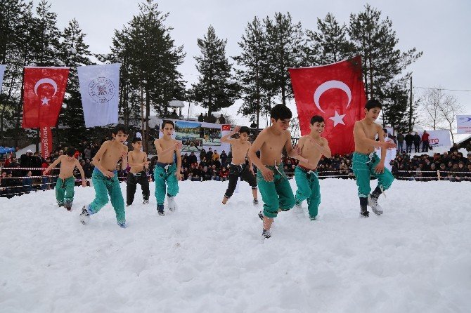 Kar Üzerinde Önce Horon Oynadılar Sonra Güreştiler