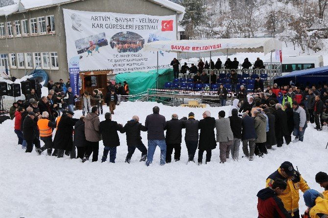 Kar Üzerinde Önce Horon Oynadılar Sonra Güreştiler