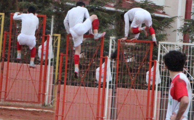 Kırmızı Kart Gören Futbolcu Tellerin Üstünden Atladı