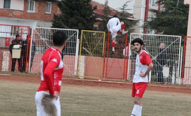 Kırmızı Kart Gören Futbolcu Tellerin Üstünden Atladı