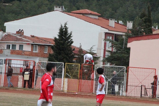 Kırmızı Kart Gören Futbolcu Tellerin Üstünden Atladı