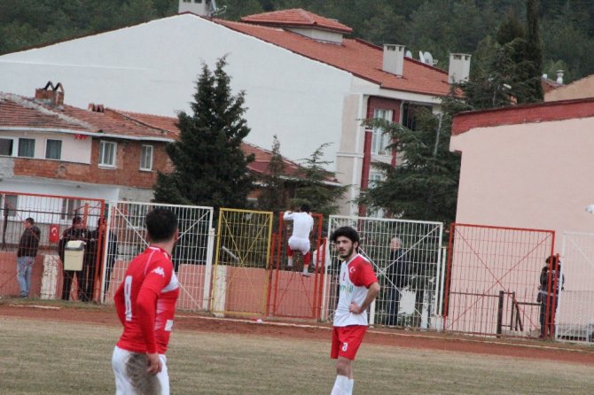 Kırmızı Kart Gören Futbolcu Tellerin Üstünden Atladı