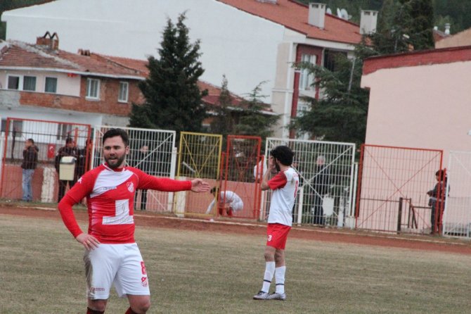 Kırmızı Kart Gören Futbolcu Tellerin Üstünden Atladı