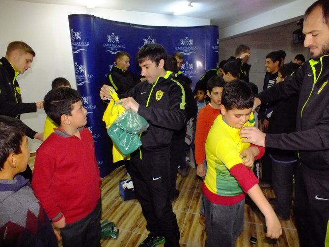 Anzhi Oyuncularından Özel Öğrencilere Hediye