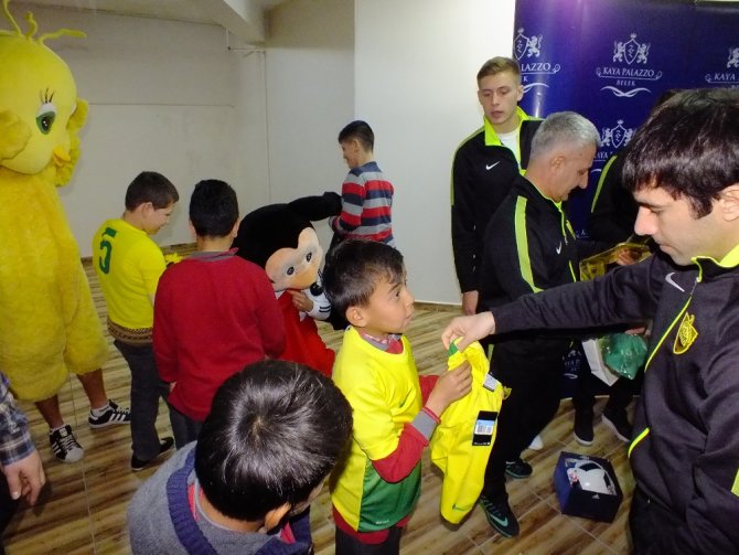 Anzhi Oyuncularından Özel Öğrencilere Hediye