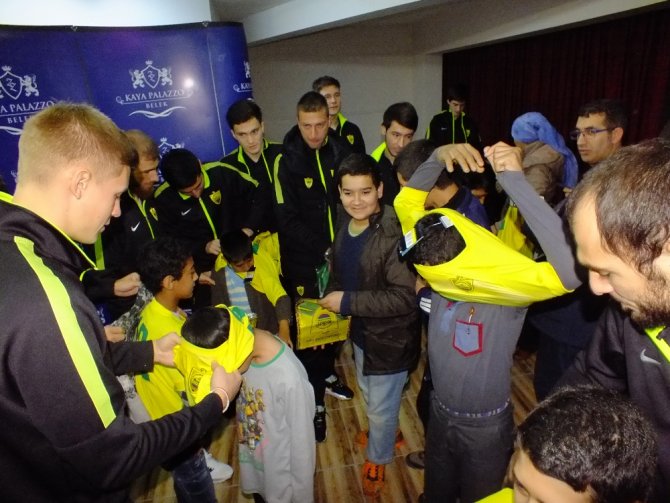Anzhi Oyuncularından Özel Öğrencilere Hediye