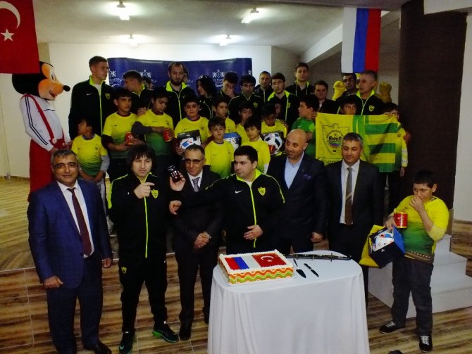 Anzhi Oyuncularından Özel Öğrencilere Hediye
