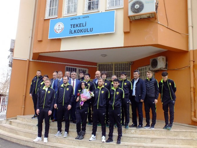 Anzhi Oyuncularından Özel Öğrencilere Hediye