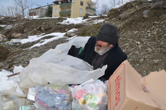 Karda Naylonun İçinde Yatan Adama Sahip Çıkıldı