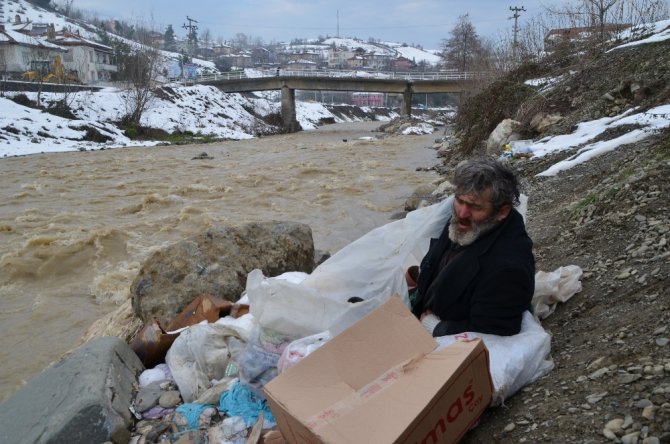 Karda Naylonun İçinde Yatan Adama Sahip Çıkıldı