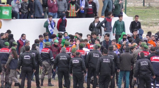Taraftarlar Sahaya İndi: Ortalık Karıştı